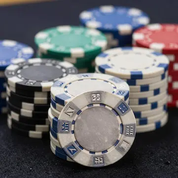 GG扑克锦标赛中期，我用这3个策略从幸存者变为掠夺者